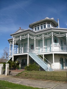 Riverboat House along the bike tour